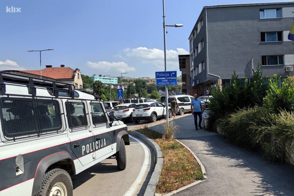 Privedeno 16 policajaca i tri osobe koje nisu policijski službenici