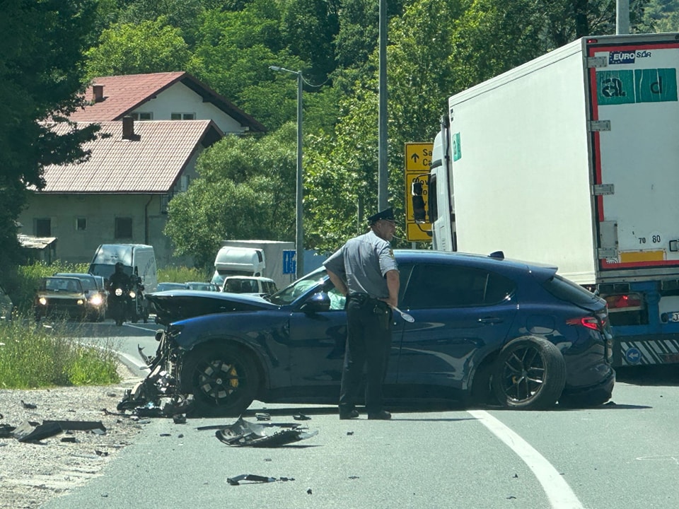 (FOTO) Pogledajte fotografije teške saobraćajne nesreće u Olovu: Učestvovala čak 4 automobila