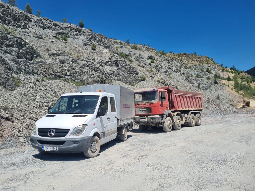 Nepoznata osoba probušila 4 gume na kamionu živiničke kompanije