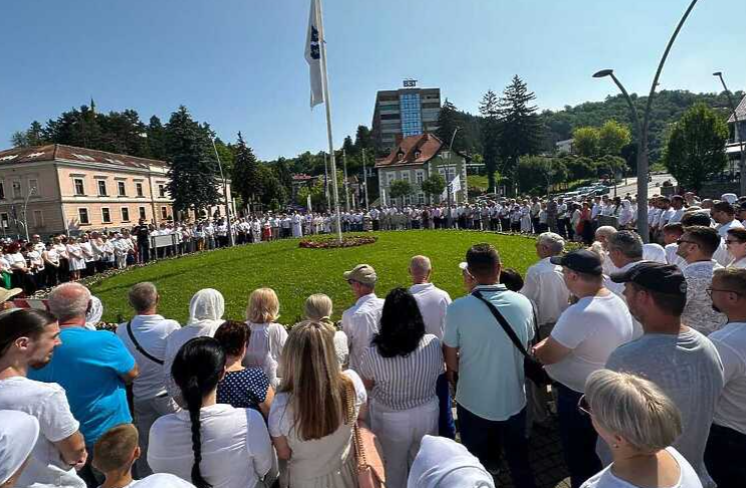 U Cazinu nakratko prekinut saobraćaj, intoniran Srebrenički inferno i proučena dova