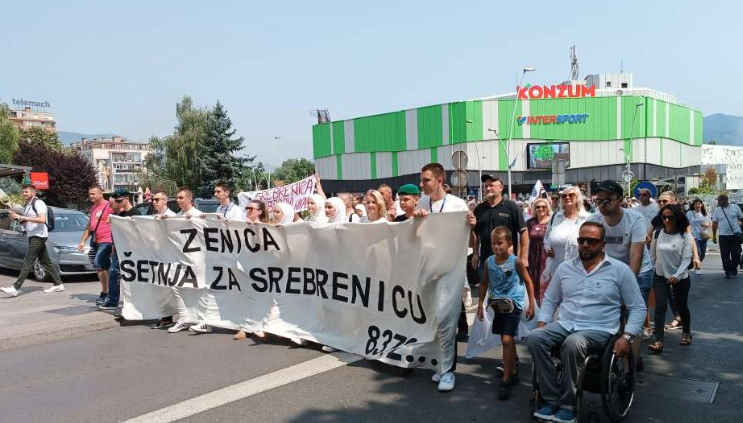 Nekoliko stotina metara duga kolona ljudi u savršenoj tišini u šetnji “Zenica za Srebrenicu”