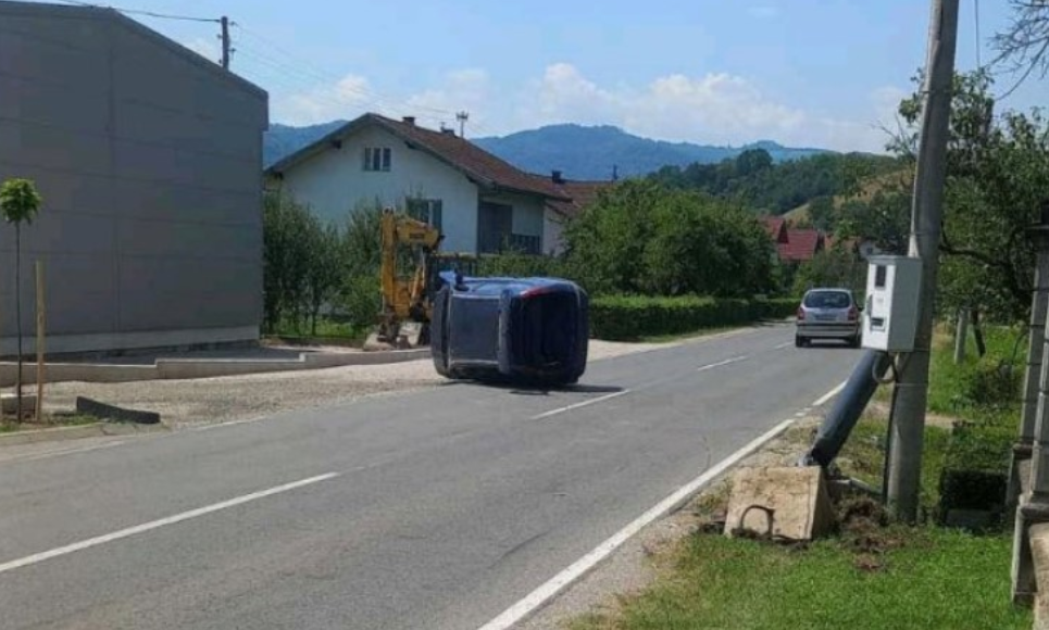 Vozači oprez: Saobraćajka kod Čelinca, autom izvalio stacionarni radar, pa se prevrnuo na krov