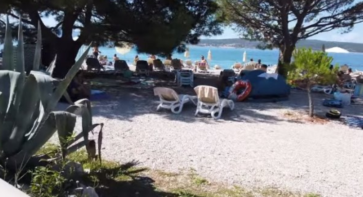 Dobra vijest za turiste: Ova plaža na Jadranu nudi besplatan parking, a ni ležaljke vas neće skupo koštati