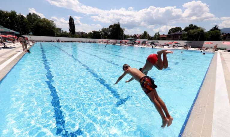 Bazen na Dobrinji i ovog vikenda prepun kupača, za 20 dana više od 15.000 posjetilaca