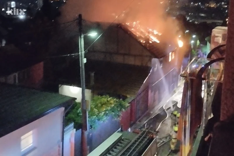 (VIDEO) Izgorjela porodična kuća u Sarajevu