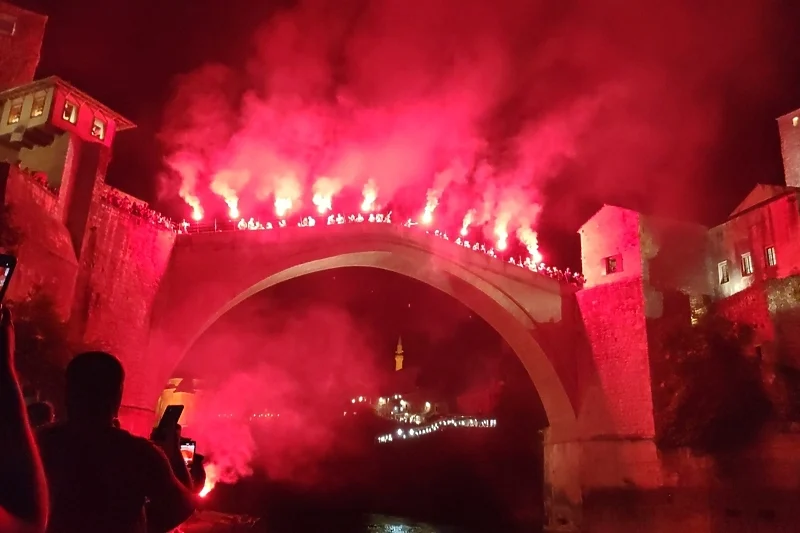 Bakljada obilježila 19. godišnjicu obnove Starog mosta u Mostaru!