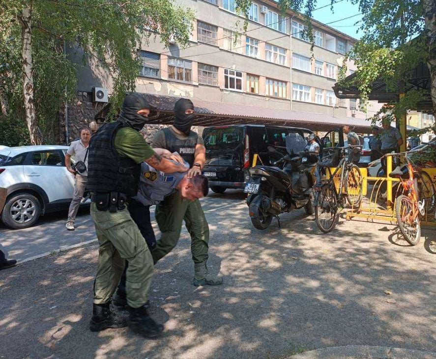 Uhapšeno više policajaca u Kaknju, pretres obavljen na 20 lokacija. Jedan pobjegao