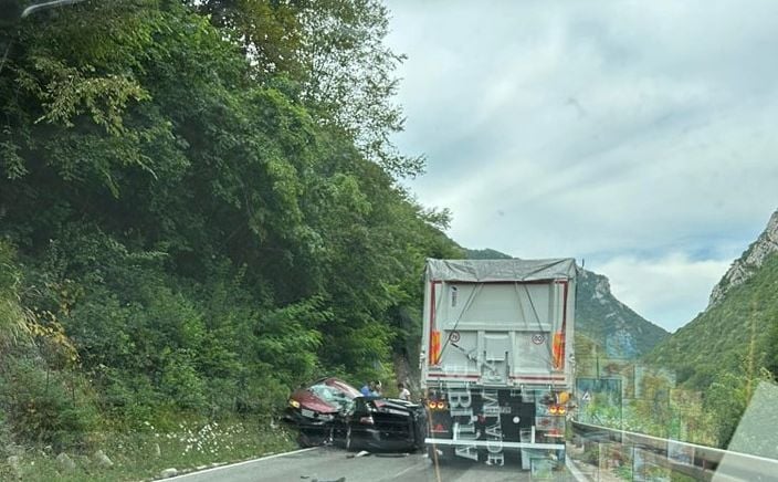 Teška nesreća na putu Jajce – Banja Luka: Pokušao preteći kamion pa izazvao udes