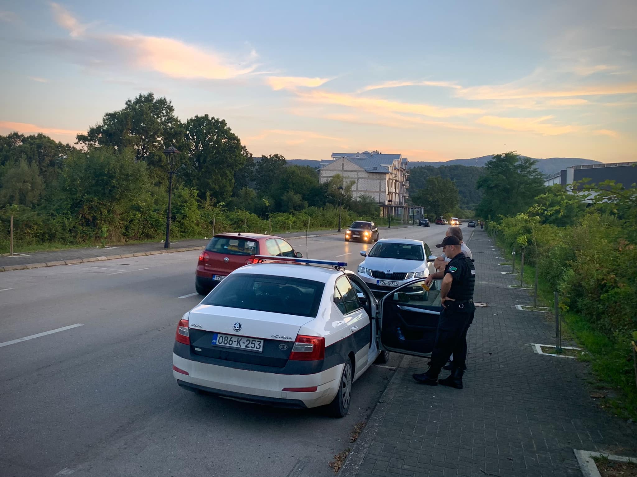 Kad nema policije ova ulica je trkalište a kad je policija tu onda vozila čak sporom vožnjom ometaju saobraćaj