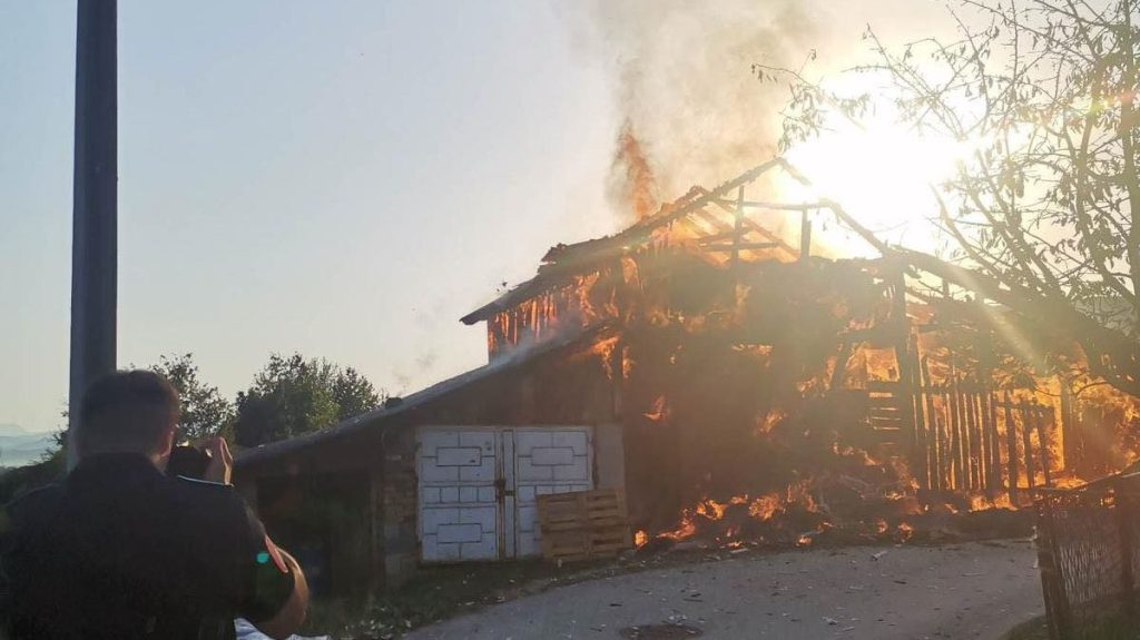 Požar u Krivoglavcima: Vatrogasci na terenu, štala u plamenu