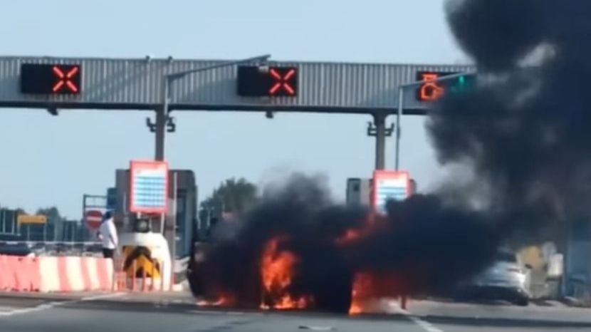 (VIDEO) Vatra progutala automobil na naplatnim kućicama u Srbiji