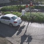 (VIDEO) Nevjerovatno: Dva automobila se zaglavila između rampe u Banjaluci dok je nailazio voz