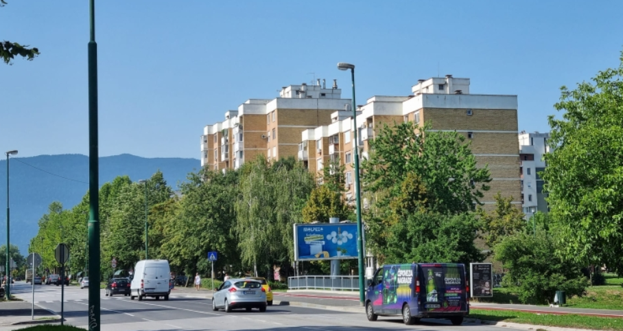 Kad će biti završen sprat garaže na Dobrinji: Građani se žale na Rad, šta kažu u preduzeću