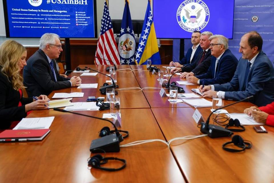 Poslodavci iz F BiH se požalili Amerikancima: Guši ih glomazna administracija