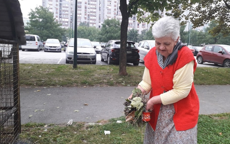 Sarajka (76) uvijek pokupi otpatke koje bacaju drugi: Sine, ne mogu gledati smeće. Želim da su nam parkovi budu lijepi