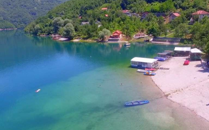 Jablaničko jezero: Policija na plaži “Patak” zatekla mladiće sa više paketića speeda i marihuane