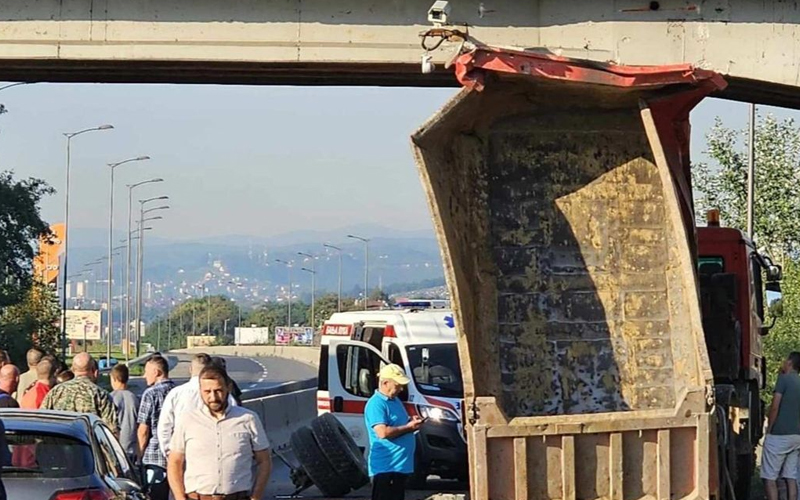 Kamion udario u nadvožnjak, kamiondžija povrijeđen