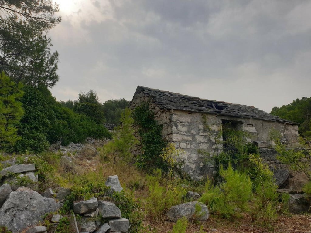 (FOTO ) Prodaje se kamena kućica od 20 kvadra: Cijena je 210.000 eura