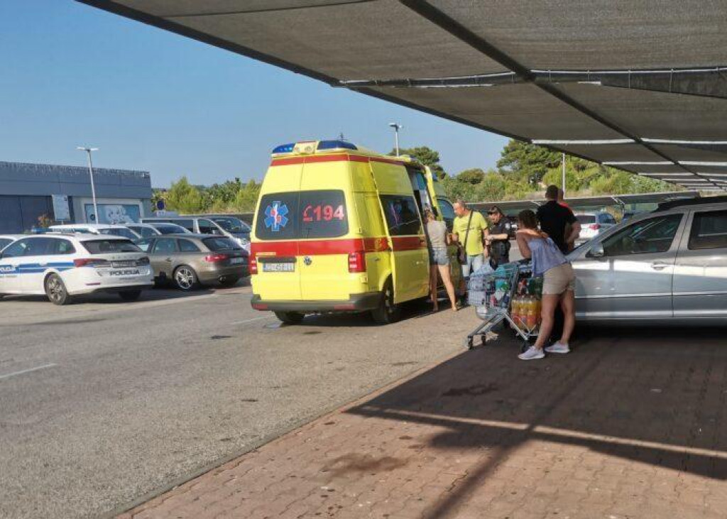 Ostavili dijete u vrućem autu u Zadru: Drama na parkingu, policija pola sata tražila roditelje