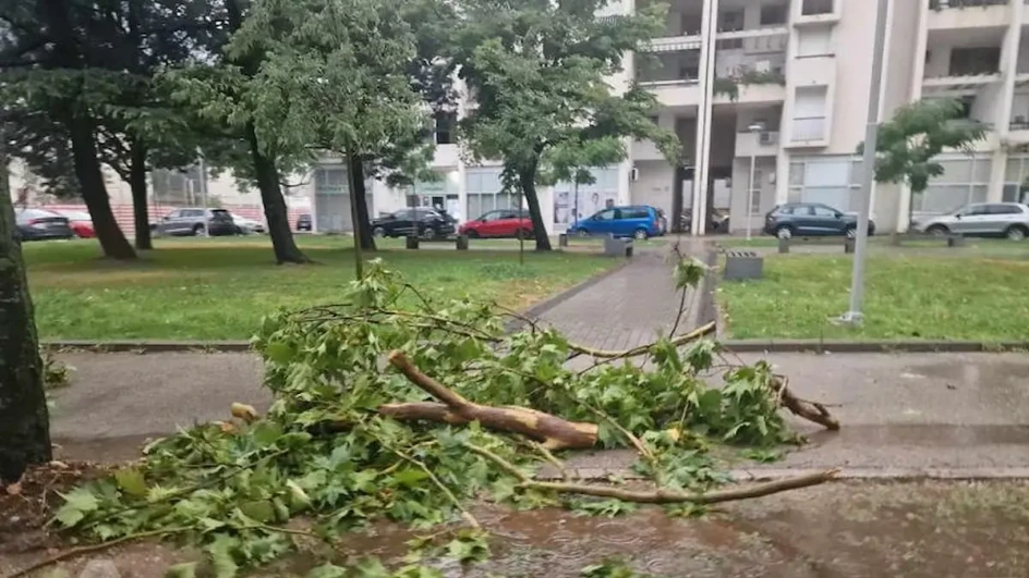 (VIDEO) Olujno nevrijeme pogodilo i Mostar: Vjetar oborio električni stub i lomio grane