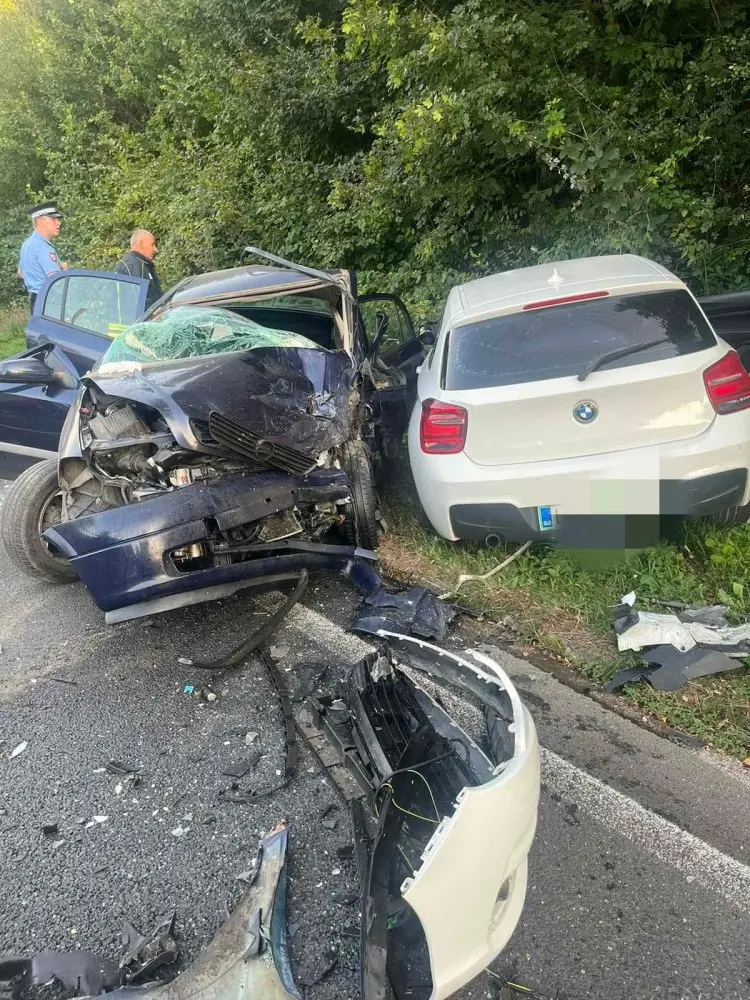 (FOTO) Teška nesreća kod Banjaluke: Vatrogasci rezali automobile