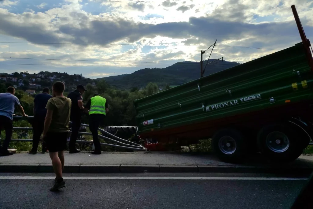 Traktor sletio s ceste u Semizovcu kod Vogošće