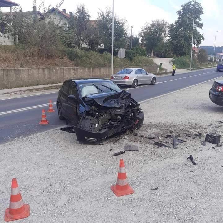 (FOTO) Nesreća na putu Tuzla – Orašje: Smrskani automobili ostavljeni na cesti