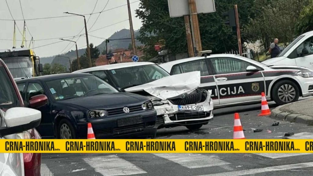 (FOTO) Nesreća u Sarajevu: Sudar dva automobila na raskrsnici gdje ne rade semafori