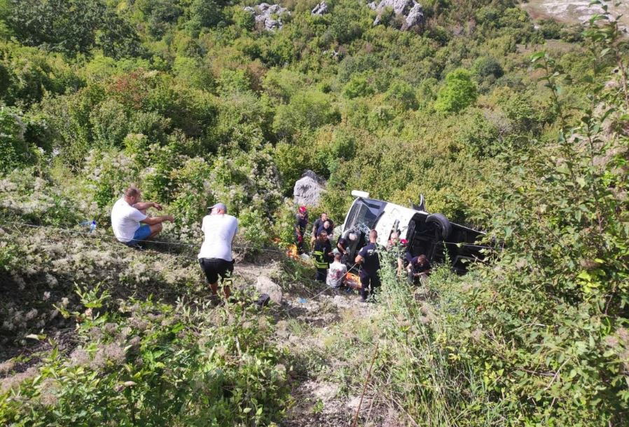 Detalji nesreće u Crnoj Gori: Šiblje spriječilo propadanje autobusa