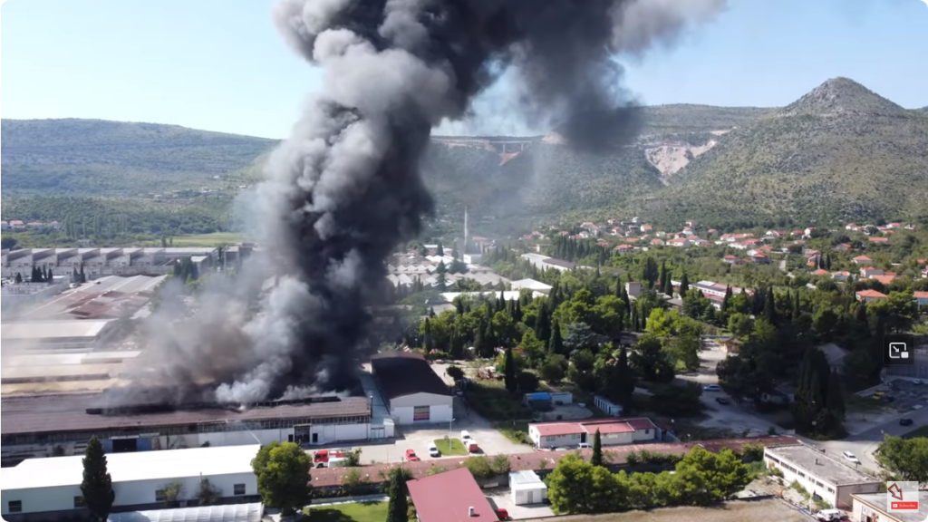 (VIDEO) U požaru potpuno izgorjela firma za servisiranje automobila i opremanje vatrogasnih vozila