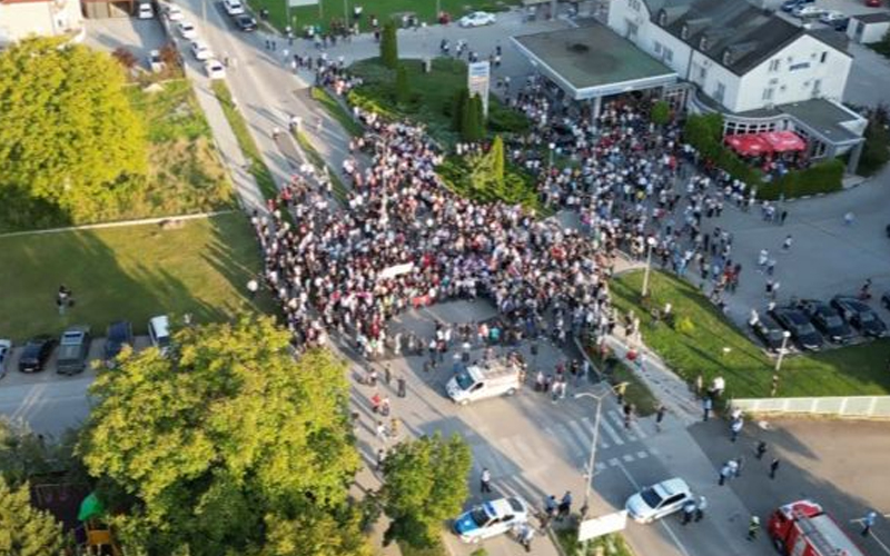 Ljudi ismijavaju skup podrške Dodiku: “Više ljudi meni na sunećenju bilo”