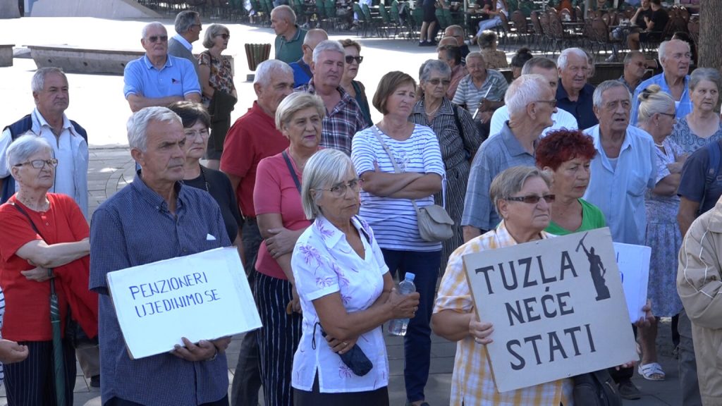 Penzioneri protestovali u Tuzli: “Da nam nije djece, umrli bismo”