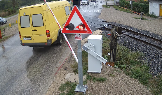 Nesavjesna vožnja: Kombijem polomio tek postavljeni polubranik