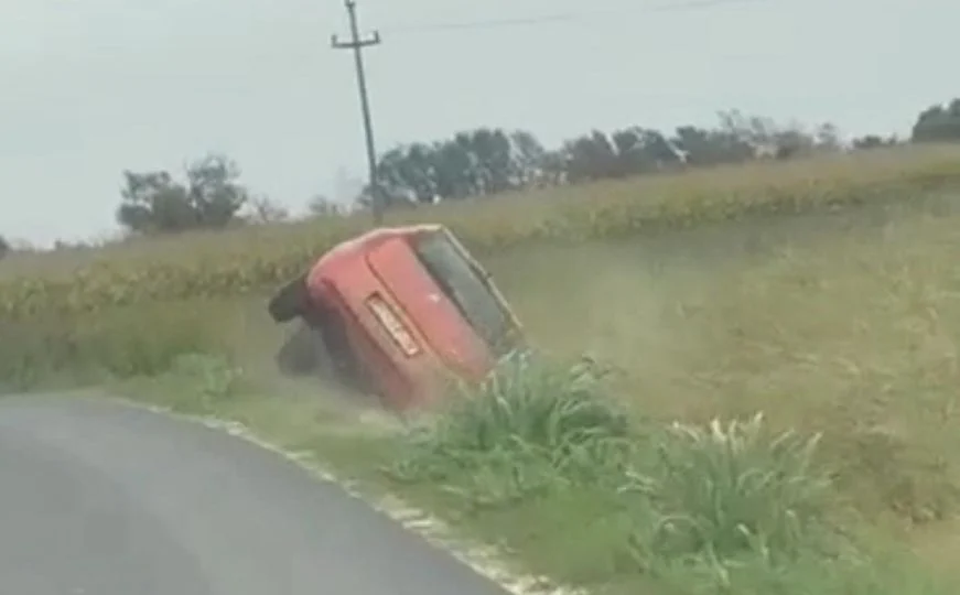 44-godišnji vozač automobilom sletio u odvodni kanal