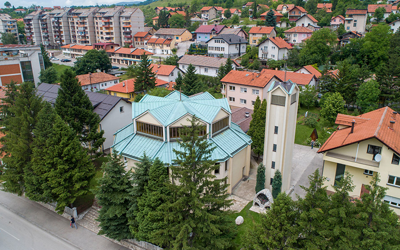 Horor: Neko vezao i stavio nož pod vrat svećeniku kako bi ga opljačkao