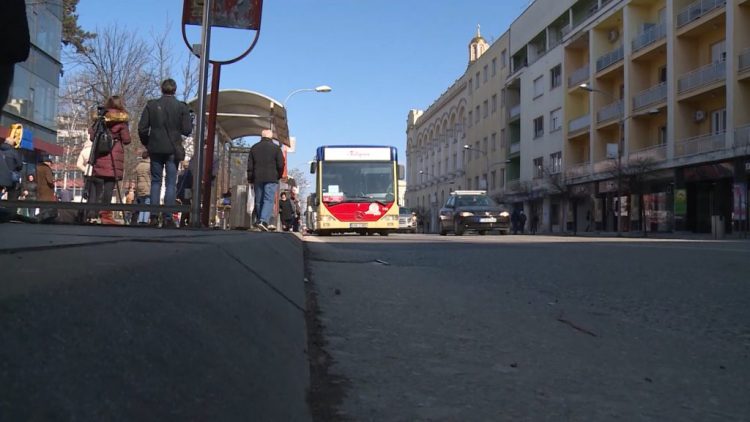 Vandali u banjalučkom naselju prefarbali uličnu rasvjetu u crvenu i plavu boju