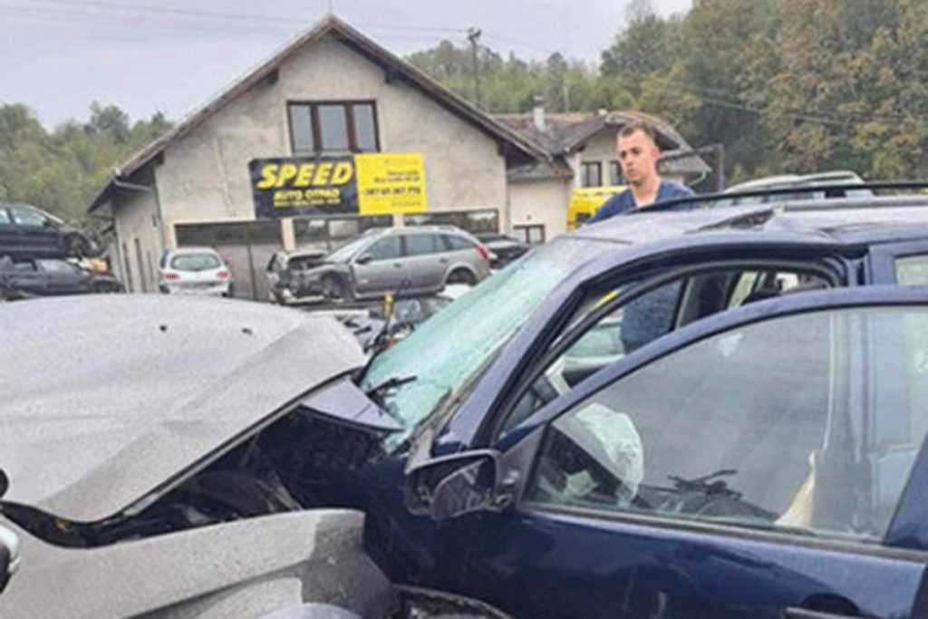 U sudaru kamiona i dva automobila povrijeđeno više osoba