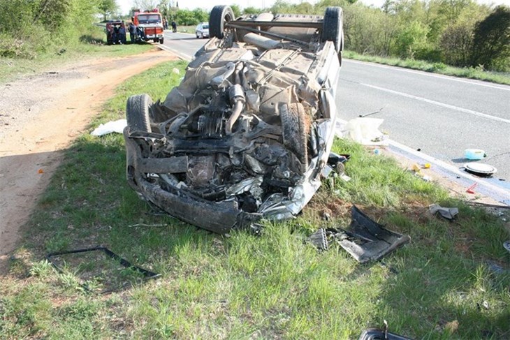 Teško povrijeđena suvozačica Fiata: Automobil se prevrnuo na krov