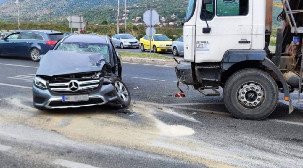 (VIDEO) Teška nesreća na izlazu iz Mostra