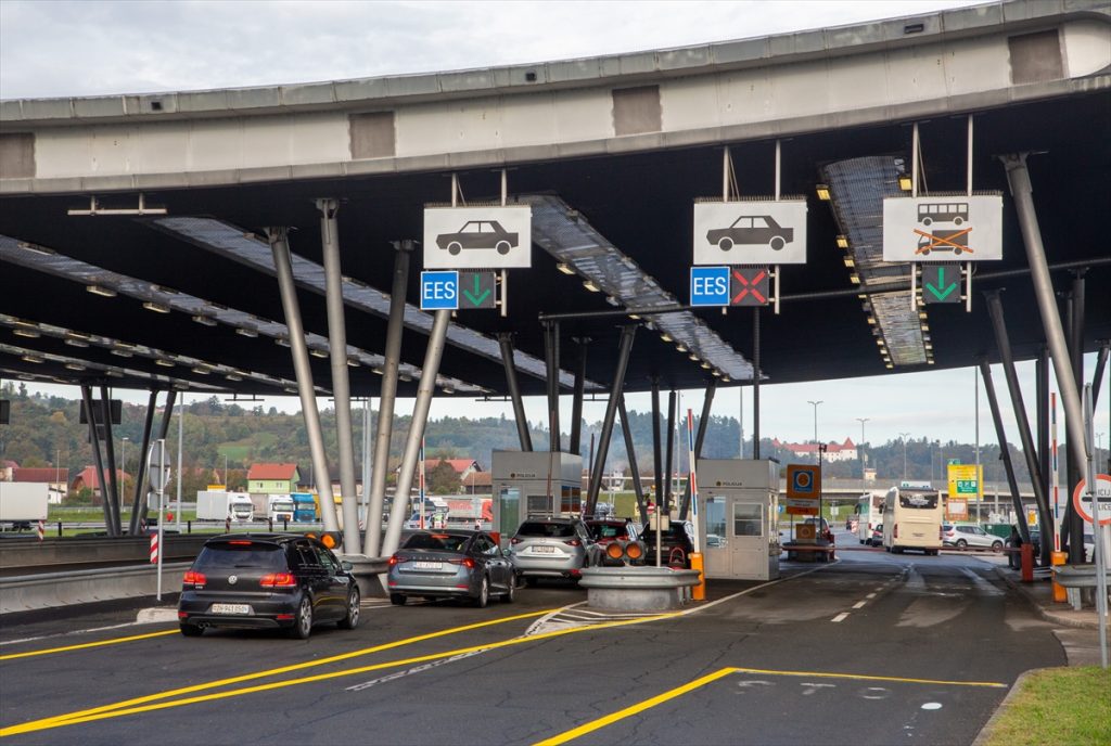 Već se stvaraju gužve: Od ponoći na snazi suspenzija Schengena na granici sa Slovenijom