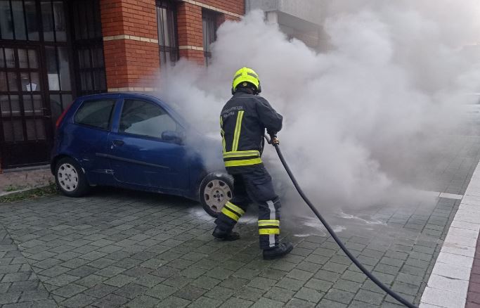 Zapalio se “fiat punto”, reagovali i vatrogasci