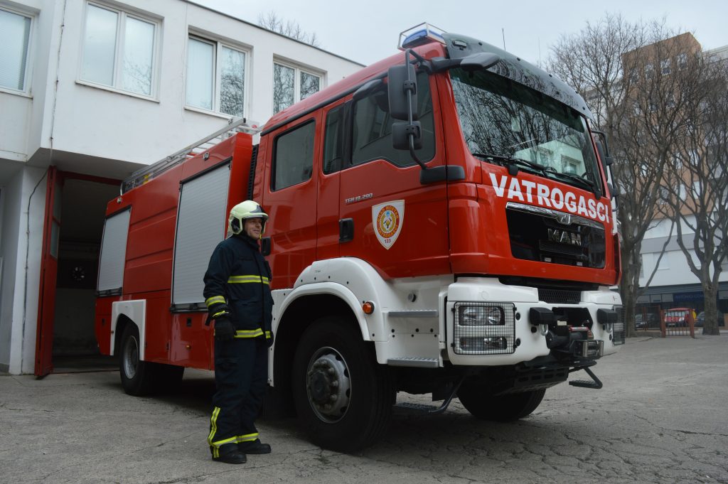 Vatrogasci imali pune ruke posla: Gasili zapaljeno drvo i dva požara u stambenim objektima