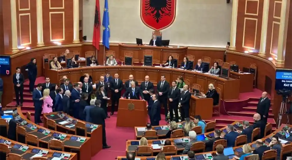 (VIDEO) Potukli se albanski političari u parlamentu