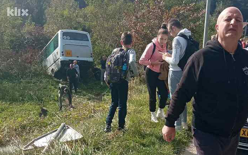 Četiri maloljetne osobe povrijeđene nakon slijetanja autobusa sa ceste