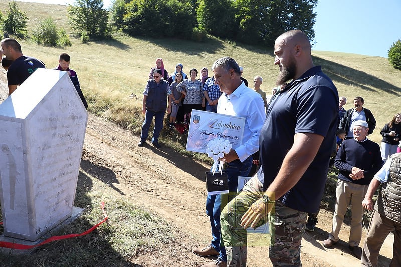 Mještani Kasumoviću podigli stećak jer im je betonirao put