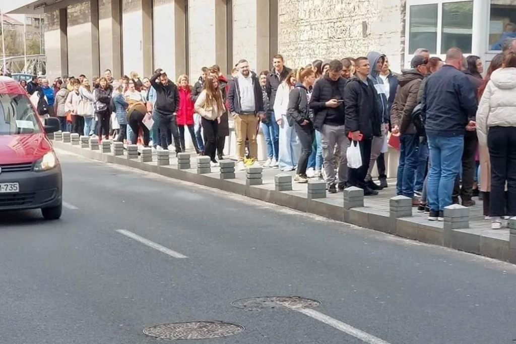 Jedni u redovima za pomoć EU-a kako bi preživjeli zimu, drugi za vize kako bi otišli