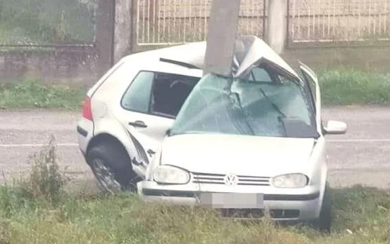 U stravičnoj nesreći 18-godišnji vozač Golfa lakše povrijeđen