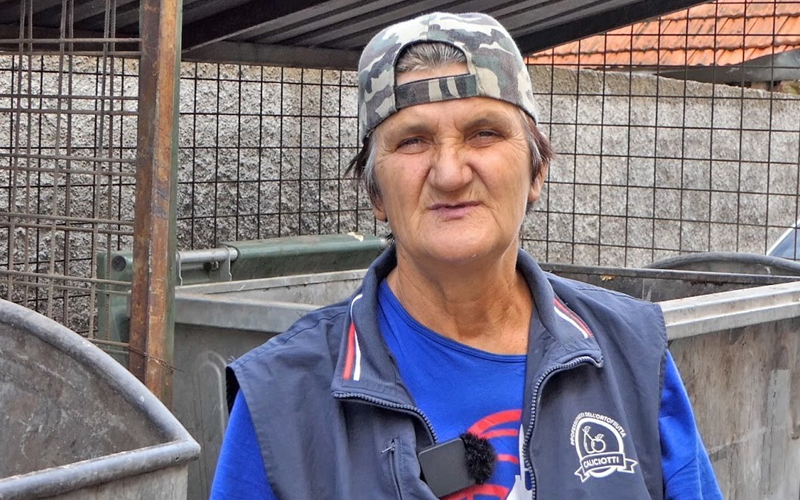 Hajra Karajko (60) preživljava prikupljanjem stvari iz kontejnera: “Hljeb u smeću, a njoj i takav valja”