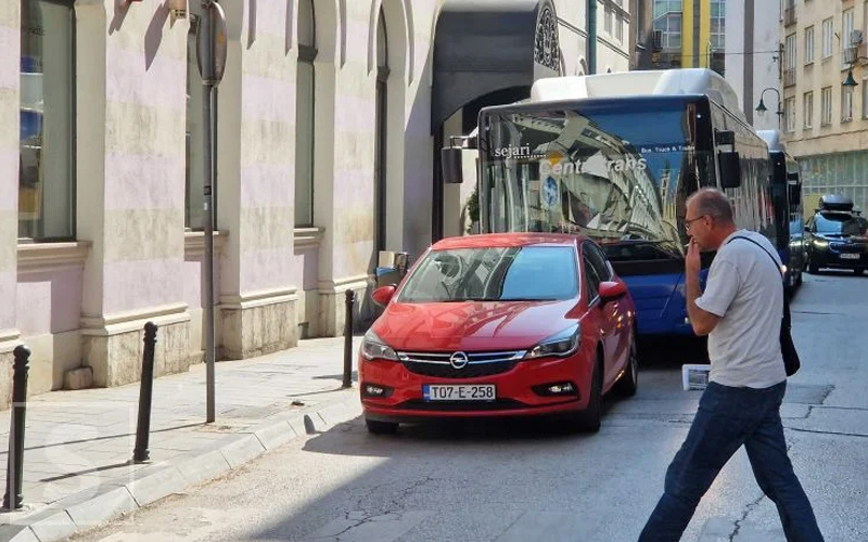 Sarajevo: Neko parkirao automobil na ulicu i blokirao autobuski saobraćaj