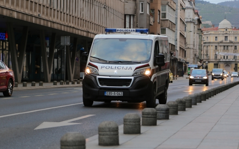 Sarajevo: Muškarac pokušao ukrasti jaknu pa nanio povrede radnici koja ga je primijetila